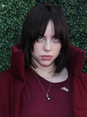 Şarkıcı Billie Eilish, Peacock ve Girls5eva tarafından sunulan ve 4 Aralık 2021 tarihinde Los Angeles, Kaliforniya, ABD 'deki City Market Social House' da düzenlenen IHG Otelleri ve Resorts sponsorluğunda Variety 2021 Music Hitmakers Brunch 'a geldi.. 