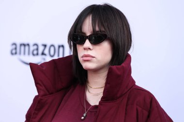 Şarkıcı Billie Eilish, Peacock ve Girls5eva tarafından sunulan ve 4 Aralık 2021 tarihinde Los Angeles, Kaliforniya, ABD 'deki City Market Social House' da düzenlenen IHG Otelleri ve Resorts sponsorluğunda Variety 2021 Music Hitmakers Brunch 'a geldi.. 