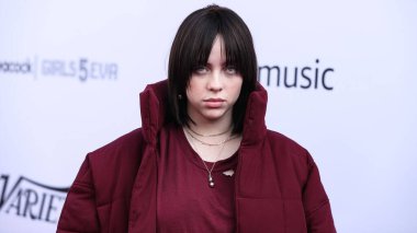 Şarkıcı Billie Eilish, Peacock ve Girls5eva tarafından sunulan ve 4 Aralık 2021 tarihinde Los Angeles, Kaliforniya, ABD 'deki City Market Social House' da düzenlenen IHG Otelleri ve Resorts sponsorluğunda Variety 2021 Music Hitmakers Brunch 'a geldi.. 