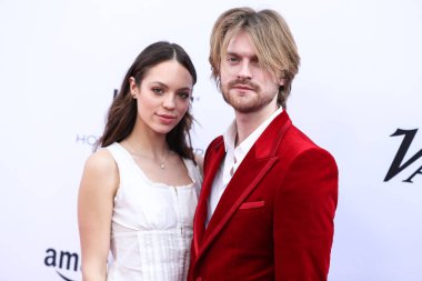 Oyuncu Claudia Sulewski ve şarkıcı Finneas O 'Connell, Peacock ve Girls5eva tarafından sunulan Variety 2021 Müzik Yapımcıları Brunch' ına 4 Aralık 2021 'de ABD' nin Los Angeles kentinde bulunan City Market Social House 'da geldiler..