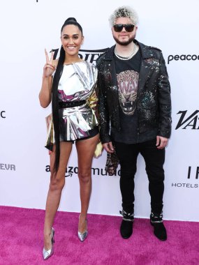 Şarkıcı Jenna Andrews ve Stephen Kirk, Peacock ve Girls5eva tarafından sunulan ve IHG Otelleri ve Resorts sponsorluğunda 4 Aralık 2021 tarihinde Los Angeles, ABD 'deki City Market Social House' da düzenlenen Music Hitmakers Brunch 'a geldiler..