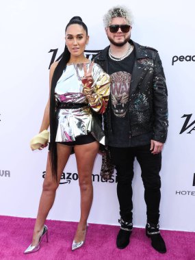 Şarkıcı Jenna Andrews ve Stephen Kirk, Peacock ve Girls5eva tarafından sunulan ve IHG Otelleri ve Resorts sponsorluğunda 4 Aralık 2021 tarihinde Los Angeles, ABD 'deki City Market Social House' da düzenlenen Music Hitmakers Brunch 'a geldiler..