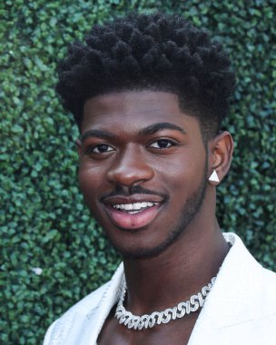 Balmain giyen rapçi Lil Nas X, Peacock ve Girls5eva tarafından sunulan ve 4 Aralık 2021 tarihinde Los Angeles, Kaliforniya, ABD 'deki City Market Social House' da düzenlenen IHG Otelleri ve Resorts sponsorluğundaki Music Hitmakers Brunch 'a geldi..