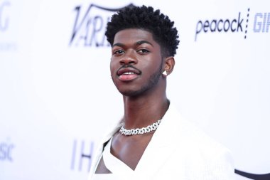 Balmain giyen rapçi Lil Nas X, Peacock ve Girls5eva tarafından sunulan ve 4 Aralık 2021 tarihinde Los Angeles, Kaliforniya, ABD 'deki City Market Social House' da düzenlenen IHG Otelleri ve Resorts sponsorluğundaki Music Hitmakers Brunch 'a geldi.
