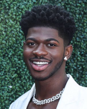 Balmain giyen rapçi Lil Nas X, Peacock ve Girls5eva tarafından sunulan ve 4 Aralık 2021 tarihinde Los Angeles, Kaliforniya, ABD 'deki City Market Social House' da düzenlenen IHG Otelleri ve Resorts sponsorluğundaki Music Hitmakers Brunch 'a geldi.
