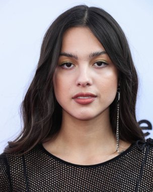 Calvin Luo 'yu giyen şarkıcı Olivia Rodrigo, Peacock ve Girls5eva tarafından sunulan ve 4 Aralık 2021' de Los Angeles, Kaliforniya 'daki City Market Social House' da düzenlenen IHG Otelleri ve Resorts sponsorluğundaki Music Hitmakers Brunch 'a geldi.
