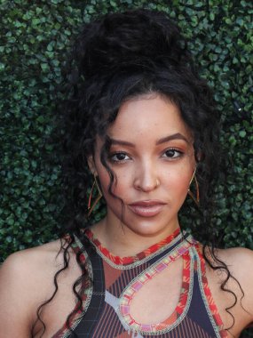Şarkıcı Tinashe Jorgensen Kachingwe, Peacock ve Girls5eva tarafından sunulan ve 4 Aralık 2021 tarihinde Los Angeles, Kaliforniya, ABD 'deki City Market Social House' da düzenlenen IHG Otelleri ve Resorts sponsorluğundaki Music Hitmakers Brunch 'a geldi.