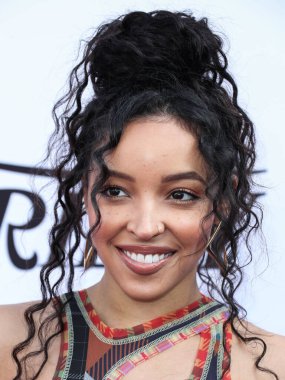 Şarkıcı Tinashe Jorgensen Kachingwe, Peacock ve Girls5eva tarafından sunulan ve 4 Aralık 2021 tarihinde Los Angeles, Kaliforniya, ABD 'deki City Market Social House' da düzenlenen IHG Otelleri ve Resorts sponsorluğundaki Music Hitmakers Brunch 'a geldi.