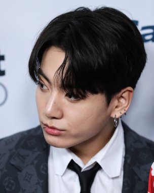 BTS 'den Jungkook iHeartRadio 102.7 KIIS FM' in Jingle Ball 2021 'e 3 Aralık 2021' de Inglewood, Los Angeles, Kaliforniya 'da düzenlenen Forum' da ulaştı.. 