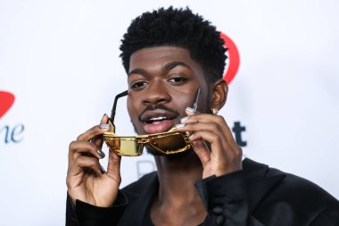 Lil Nas X iHeartRadio 102.7 KIIS FM 'in Jingle Ball 2021' e 3 Aralık 2021 'de Inglewood, Los Angeles, Kaliforniya' da düzenlenen Forum 'da ulaştı.. 