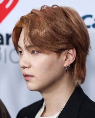 BTS 'nin Suga' sı iHeartRadio 102.7 KIIS FM 'in Jingle Ball 2021' e 3 Aralık 2021 'de Inglewood, Los Angeles, Kaliforniya' da düzenlenen Forum 'da ulaştı.. 