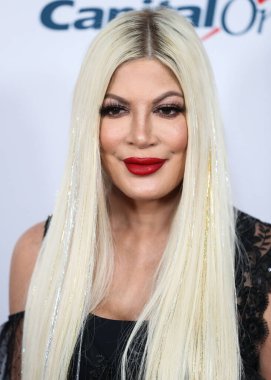 Tori Spelling iHeartRadio 102.7 KIIS FM 'in Jingle Ball 2021' e 3 Aralık 2021 'de Inglewood, Los Angeles, Kaliforniya' da düzenlenen Forum 'da ulaştı.. 