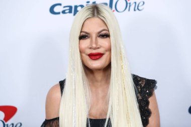 Tori Spelling iHeartRadio 102.7 KIIS FM 'in Jingle Ball 2021' e 3 Aralık 2021 'de Inglewood, Los Angeles, Kaliforniya' da düzenlenen Forum 'da ulaştı.. 