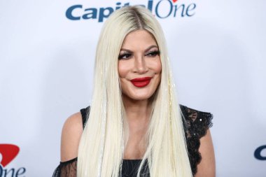 Tori Spelling iHeartRadio 102.7 KIIS FM 'in Jingle Ball 2021' e 3 Aralık 2021 'de Inglewood, Los Angeles, Kaliforniya' da düzenlenen Forum 'da ulaştı.. 