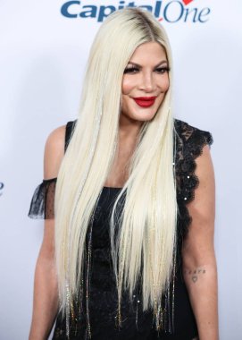Tori Spelling iHeartRadio 102.7 KIIS FM 'in Jingle Ball 2021' e 3 Aralık 2021 'de Inglewood, Los Angeles, Kaliforniya' da düzenlenen Forum 'da ulaştı.. 