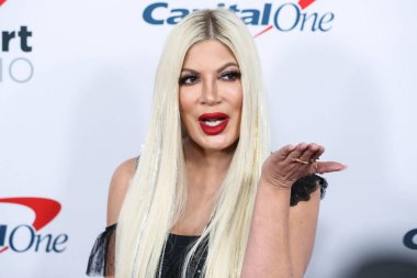Tori Spelling iHeartRadio 102.7 KIIS FM 'in Jingle Ball 2021' e 3 Aralık 2021 'de Inglewood, Los Angeles, Kaliforniya' da düzenlenen Forum 'da ulaştı.. 