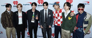 V, Suga, Jin, Jungkook, RM, Jimin ve BTS 'den J-Hope, 3 Aralık 2021' de Inglewood, Los Angeles, Kaliforniya, ABD 'de düzenlenen iHeartRadio 102.7 KIIS FM' in Jingle Ball 2021 'e geldiler..