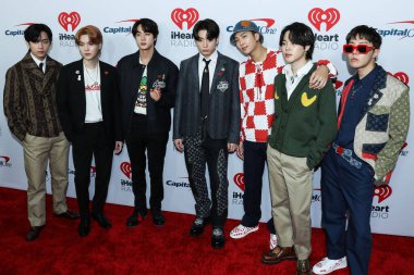 V, Suga, Jin, Jungkook, RM, Jimin ve BTS 'den J-Hope, 3 Aralık 2021' de Inglewood, Los Angeles, Kaliforniya, ABD 'de düzenlenen iHeartRadio 102.7 KIIS FM' in Jingle Ball 2021 'e geldiler..