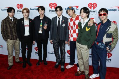 V, Suga, Jin, Jungkook, RM, Jimin ve BTS 'den J-Hope, 3 Aralık 2021' de Inglewood, Los Angeles, Kaliforniya, ABD 'de düzenlenen iHeartRadio 102.7 KIIS FM' in Jingle Ball 2021 'e geldiler..