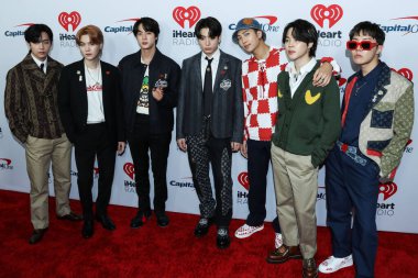 V, Suga, Jin, Jungkook, RM, Jimin ve BTS 'den J-Hope, 3 Aralık 2021' de Inglewood, Los Angeles, Kaliforniya, ABD 'de düzenlenen iHeartRadio 102.7 KIIS FM' in Jingle Ball 2021 'e geldiler..