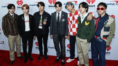 V, Suga, Jin, Jungkook, RM, Jimin ve BTS 'den J-Hope, 3 Aralık 2021' de Inglewood, Los Angeles, Kaliforniya, ABD 'de düzenlenen iHeartRadio 102.7 KIIS FM' in Jingle Ball 2021 'e geldiler..