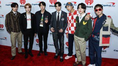V, Suga, Jin, Jungkook, RM, Jimin ve BTS 'den J-Hope, 3 Aralık 2021' de Inglewood, Los Angeles, Kaliforniya, ABD 'de düzenlenen iHeartRadio 102.7 KIIS FM' in Jingle Ball 2021 'e geldiler..