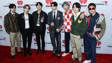 V, Suga, Jin, Jungkook, RM, Jimin ve BTS 'den J-Hope, 3 Aralık 2021' de Inglewood, Los Angeles, Kaliforniya, ABD 'de düzenlenen iHeartRadio 102.7 KIIS FM' in Jingle Ball 2021 'e geldiler..