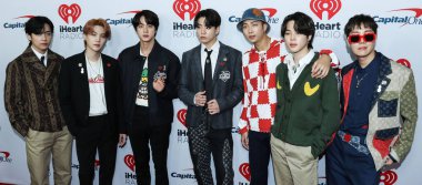 V, Suga, Jin, Jungkook, RM, Jimin ve BTS 'den J-Hope, 3 Aralık 2021' de Inglewood, Los Angeles, Kaliforniya, ABD 'de düzenlenen iHeartRadio 102.7 KIIS FM' in Jingle Ball 2021 'e geldiler..