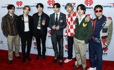 V, Suga, Jin, Jungkook, RM, Jimin ve BTS 'den J-Hope, 3 Aralık 2021' de Inglewood, Los Angeles, Kaliforniya, ABD 'de düzenlenen iHeartRadio 102.7 KIIS FM' in Jingle Ball 2021 'e geldiler..