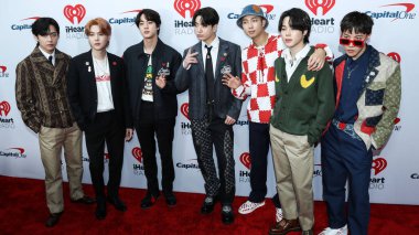 V, Suga, Jin, Jungkook, RM, Jimin ve BTS 'den J-Hope, 3 Aralık 2021' de Inglewood, Los Angeles, Kaliforniya, ABD 'de düzenlenen iHeartRadio 102.7 KIIS FM' in Jingle Ball 2021 'e geldiler..
