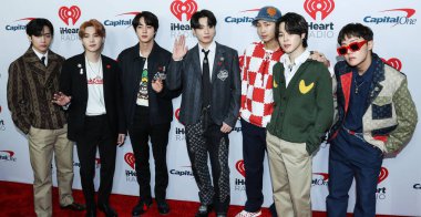 V, Suga, Jin, Jungkook, RM, Jimin ve BTS 'den J-Hope, 3 Aralık 2021' de Inglewood, Los Angeles, Kaliforniya, ABD 'de düzenlenen iHeartRadio 102.7 KIIS FM' in Jingle Ball 2021 'e geldiler..