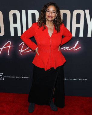 Oyuncu Debbie Allen, 1 Aralık 2021 'de Inglewood, Los Angeles, Kaliforniya, ABD' de düzenlenen Dünya AIDS Günü 2021 'de AHF' ye geldi.. 