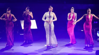 Şarkıcı Jennifer Hudson, Christina Aguilera ve Jennifer Hudson 'ın 1 Aralık 2021' de Inglewood, Los Angeles, Kaliforniya 'da gerçekleştirdiği AHF (AIDS Sağlık Vakfı) Dünya AIDS Günü 2021' de sahne alıyor.