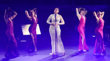 Şarkıcı Jennifer Hudson, Christina Aguilera ve Jennifer Hudson 'ın 1 Aralık 2021' de Inglewood, Los Angeles, Kaliforniya 'da gerçekleştirdiği AHF (AIDS Sağlık Vakfı) Dünya AIDS Günü 2021' de sahne alıyor.