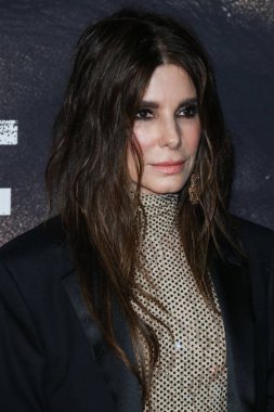 Stella McCartney tulumu giyen aktris Sandra Bullock ve Tyler Ellis, Netflix 'in 30 Kasım 2021' de Los Angeles, Kaliforniya 'da bulunan Yönetmenler Birliği' nde düzenlenen 