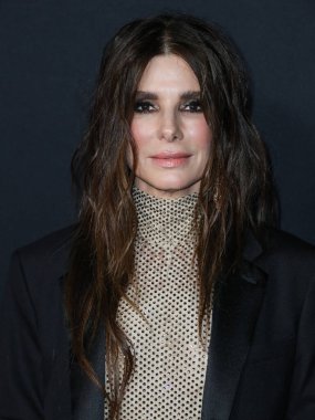 Stella McCartney tulumu giyen aktris Sandra Bullock ve Tyler Ellis, Netflix 'in 30 Kasım 2021' de Los Angeles, Kaliforniya 'da bulunan Yönetmenler Birliği' nde düzenlenen 