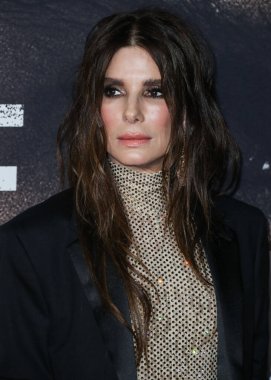 Stella McCartney tulumu giyen aktris Sandra Bullock ve Tyler Ellis, Netflix 'in 30 Kasım 2021' de Los Angeles, Kaliforniya 'da bulunan Yönetmenler Birliği' nde düzenlenen 