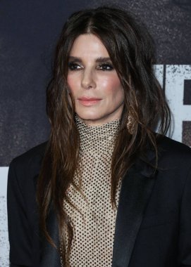 Stella McCartney tulumu giyen aktris Sandra Bullock ve Tyler Ellis, Netflix 'in 30 Kasım 2021' de Los Angeles, Kaliforniya 'da bulunan Yönetmenler Birliği' nde düzenlenen 