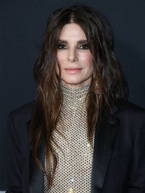 Stella McCartney tulumu giyen aktris Sandra Bullock ve Tyler Ellis, Netflix 'in 30 Kasım 2021' de Los Angeles, Kaliforniya 'da bulunan Yönetmenler Birliği' nde düzenlenen 