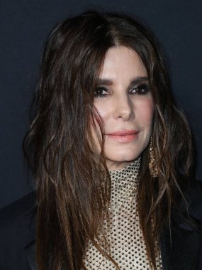Stella McCartney tulumu giyen aktris Sandra Bullock ve Tyler Ellis, Netflix 'in 30 Kasım 2021' de Los Angeles, Kaliforniya 'da bulunan Yönetmenler Birliği' nde düzenlenen 