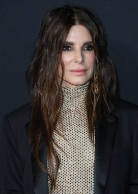 Stella McCartney tulumu giyen aktris Sandra Bullock ve Tyler Ellis, Netflix 'in 30 Kasım 2021' de Los Angeles, Kaliforniya 'da bulunan Yönetmenler Birliği' nde düzenlenen 