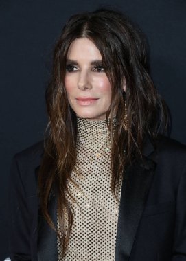 Stella McCartney tulumu giyen aktris Sandra Bullock ve Tyler Ellis, Netflix 'in 30 Kasım 2021' de Los Angeles, Kaliforniya 'da bulunan Yönetmenler Birliği' nde düzenlenen 