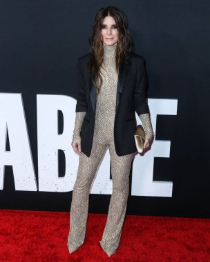 Stella McCartney tulumu giyen aktris Sandra Bullock ve Tyler Ellis, Netflix 'in 30 Kasım 2021' de Los Angeles, Kaliforniya 'da bulunan Yönetmenler Birliği' nde düzenlenen 