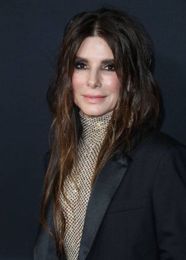 Stella McCartney tulumu giyen aktris Sandra Bullock ve Tyler Ellis, Netflix 'in 30 Kasım 2021' de Los Angeles, Kaliforniya 'da bulunan Yönetmenler Birliği' nde düzenlenen 