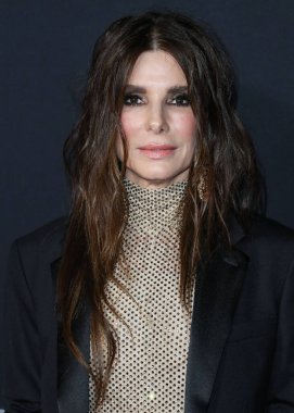Stella McCartney tulumu giyen aktris Sandra Bullock ve Tyler Ellis, Netflix 'in 30 Kasım 2021' de Los Angeles, Kaliforniya 'da bulunan Yönetmenler Birliği' nde düzenlenen 