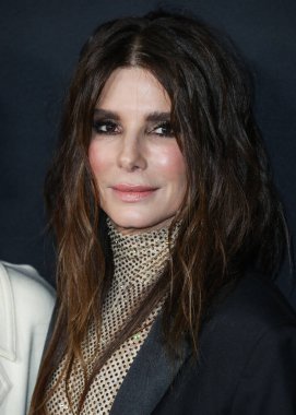 Stella McCartney tulumu giyen aktris Sandra Bullock ve Tyler Ellis, Netflix 'in 30 Kasım 2021' de Los Angeles, Kaliforniya 'da bulunan Yönetmenler Birliği' nde düzenlenen 