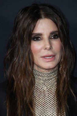 Stella McCartney tulumu giyen aktris Sandra Bullock ve Tyler Ellis, Netflix 'in 30 Kasım 2021' de Los Angeles, Kaliforniya 'da bulunan Yönetmenler Birliği' nde düzenlenen 