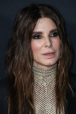 Stella McCartney tulumu giyen aktris Sandra Bullock ve Tyler Ellis, Netflix 'in 30 Kasım 2021' de Los Angeles, Kaliforniya 'da bulunan Yönetmenler Birliği' nde düzenlenen 