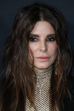 Stella McCartney tulumu giyen aktris Sandra Bullock ve Tyler Ellis, Netflix 'in 30 Kasım 2021' de Los Angeles, Kaliforniya 'da bulunan Yönetmenler Birliği' nde düzenlenen 