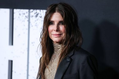 Stella McCartney tulumu giyen aktris Sandra Bullock ve Tyler Ellis, Netflix 'in 30 Kasım 2021' de Los Angeles, Kaliforniya 'da bulunan Yönetmenler Birliği' nde düzenlenen 